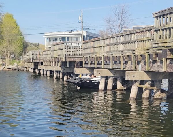 Location d’un quai à la marina de North Hatley, n’oubliez pas les risques du passage sous les ponts!