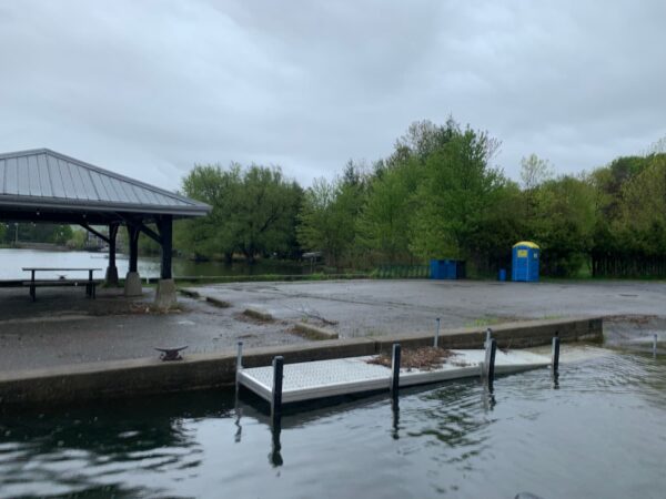 Un petit quai installé au quai fédéral qui assurer la sécurité des bateaux et des passagers