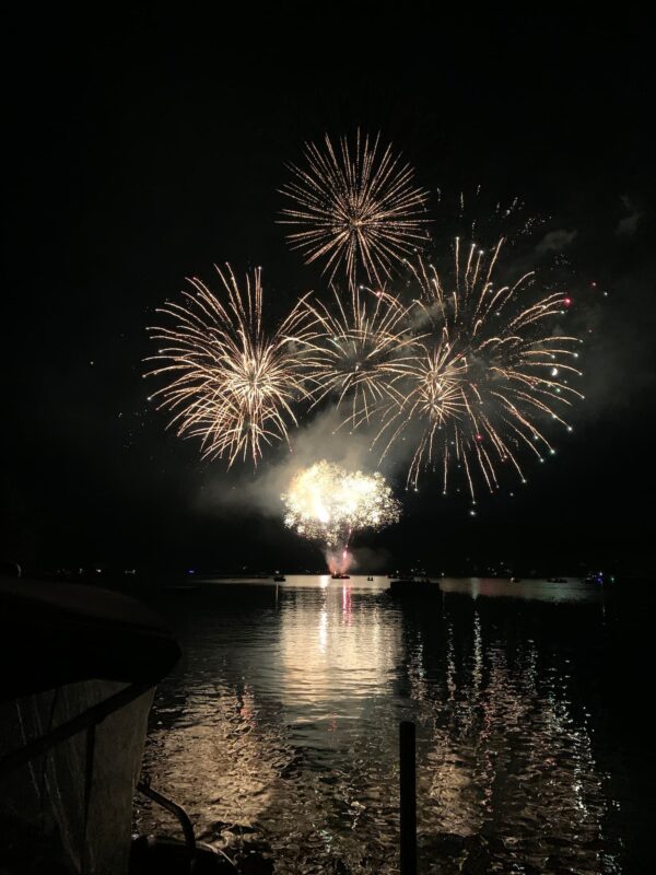 Un magnifique feu d’artifice sur le lac pour la fête du Canada à North Hatley