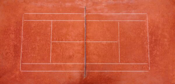 Combien coûterait la construction de deux terrains de tennis en terre battue à North Hatley?