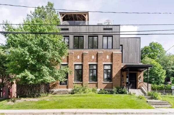 L’histoire de l’Hôtel de Ville du Canton de Hatley transformé en chalet locatif 3 Ours