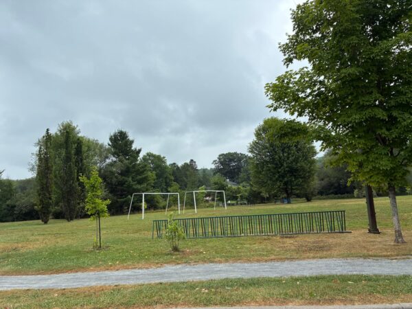 Les jeunes de la municipalité « aiment beaucoup jouer au soccer » au parc des Rivières selon la mairesse de North Hatley