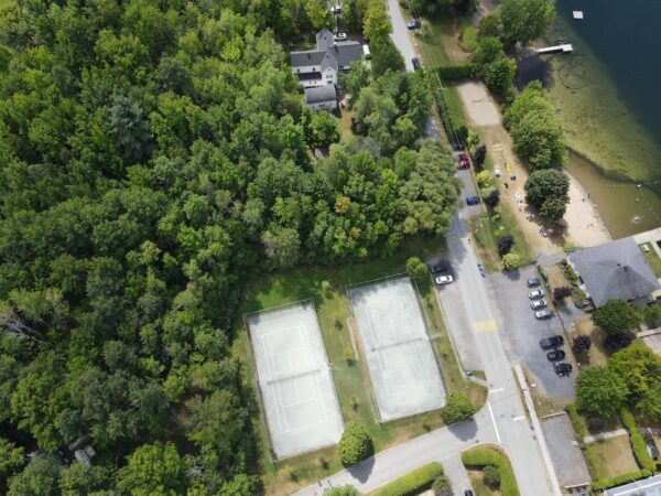 Vues aériennes et comparaisons des 3 terrains étudiés pour y construire la patinoire réfrigérée de North Hatley