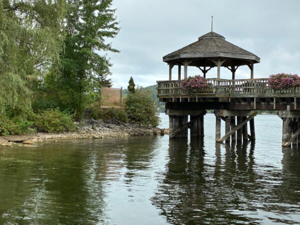L’eau du lac est très basse, c’est l’occasion de dégager le passage pour les bateaux!
